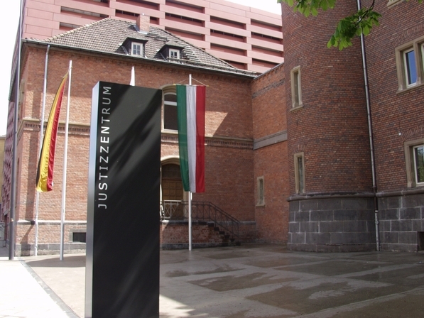 Zugang zum Justizzentrum mit Nachtbriefkasten