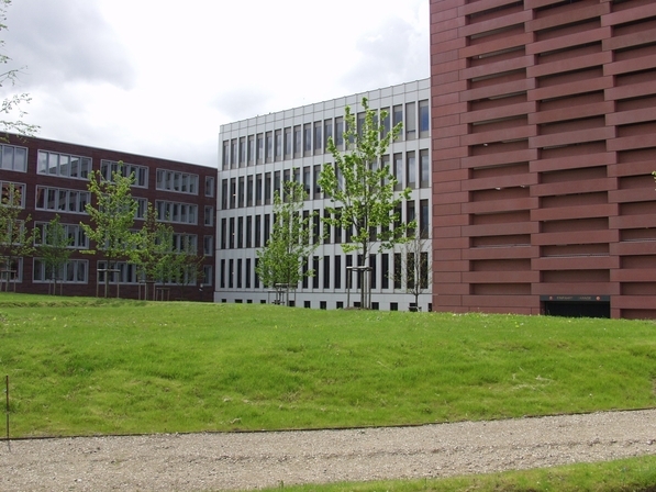 Parkanlage mit Blick auf das Justizzentrum